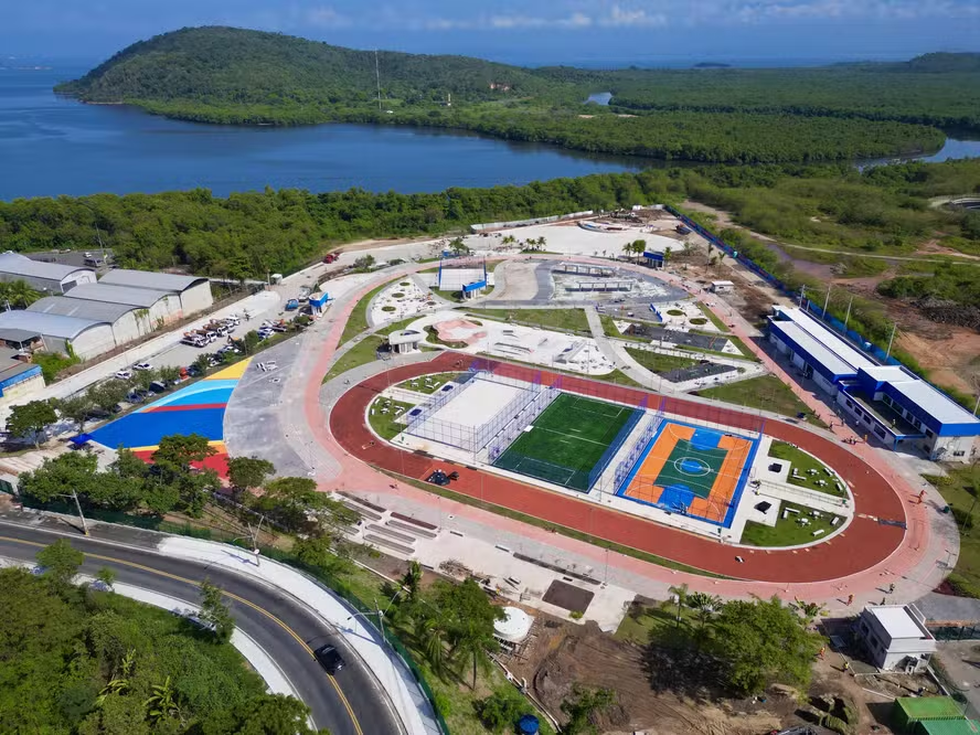 New sports complex in São Gonçalo on the shore of Guanabara Bay, next to mangrove areas