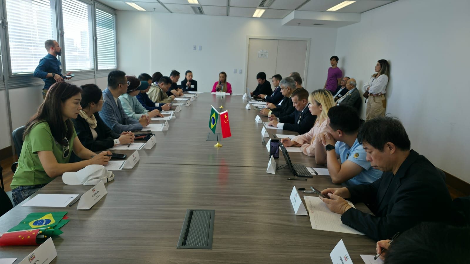 Delegação chinesa debate automóveis, moda, inteligência artificial e intercâmbio acadêmico no Rio de Janeiro